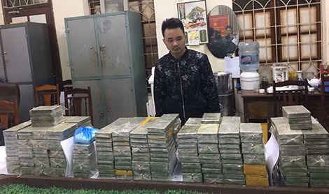 Đối tượng Trần Văn Thành và số ma túy bị cơ quan Công an thu giữ.