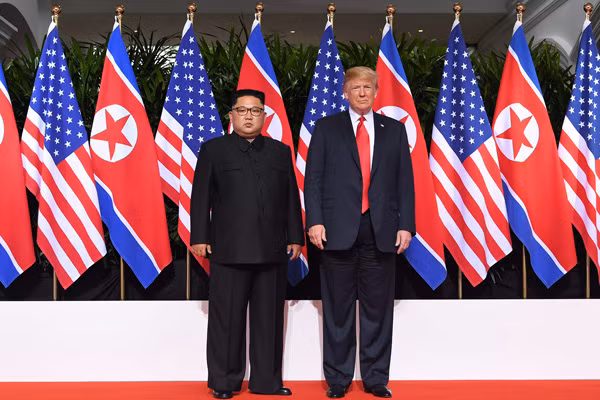 Nhà lãnh đạo Triều Tiên Kim Jong-un và Tổng thống Mỹ Donald Trump tại Singapore ngày 12-6. Ảnh: Reuters.