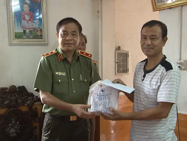 Đoàn công tác của Tổng Cục Hậu Cần – Kỹ thuật, Bộ Công an do Trung tướng Nguyễn Văn Chuyên, Phó Tổng Cục trưởng Tổng Cục Hậu cần - Kỹ thuật làm trưởng đoàn thăm, tặng quà tại gia đình Liệt sỹ Đinh Công Liên, xã Đức Long, huyện Nho Quan, tỉnh Ninh Bình.
