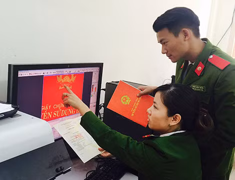 Giám định viên kỹ thuật hình sự Công an Hà Nội giám định một vụ làm giả sổ đỏ.