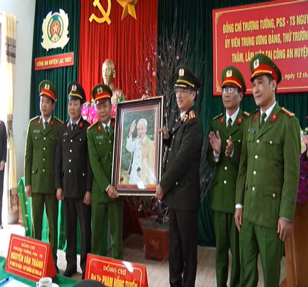 Thượng tướng Nguyễn Văn Thành, Ủy viên Trung ương Đảng, Thứ trưởng Bộ Công an tặng quà, chúc tết Công an huyện Lạc Thủy.