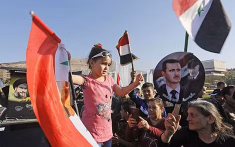 Người dân Syria đổ ra đường ngay sau khi Mỹ và liên quân kết thúc đợt không kích. Ảnh: SANA.