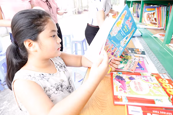 Các em học sinh tại giáo xứ Xuân Chính (Hải Hậu, Nam Định) rất hào hứng với xe ô tô thư viện lưu động. Các em học sinh tại giáo xứ Xuân Chính (Hải Hậu, Nam Định) rất hào hứng với xe ô tô thư viện lưu động.