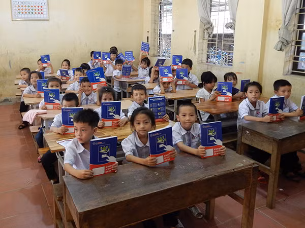 Các em học sinh đều hân hoan vui mừng khi nhận được những món quà ý nghĩa.