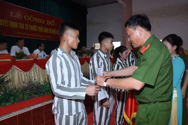 Trao Quyết định tha tù trước thời hạn có điều kiện cho các phạm nhân.