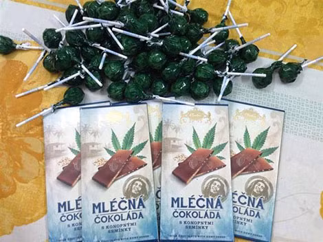 Kẹo mút, chocolate có chứa tinh chất cần sa. Kẹo mút, chocolate có chứa tinh chất cần sa.