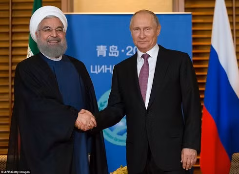 Tổng thống Nga Vladimir Putin (phải) bắt tay Tổng thống Iran Hassan Rouhani bên lề Hội nghị Thượng đỉnh Tổ chức Hợp tác Thượng Hải. Ảnh: AFP.