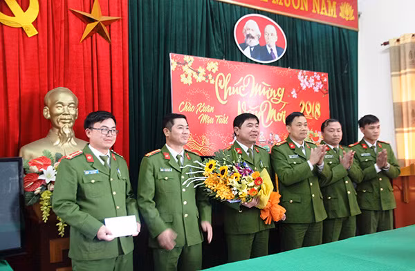 Tặng hoa, chúc mừng CBCS Phòng Cảnh sát truy nã tội phạm Công an Nghệ An.