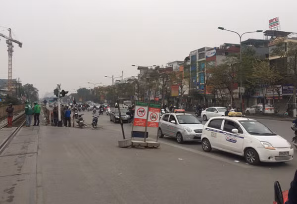 Khu vực cổng bệnh viện cũng thông thoáng một cách khác ngày thường.