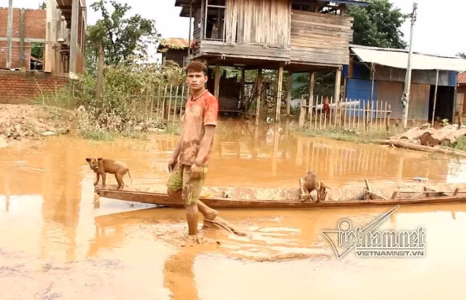Nước rút đi, bùn đặc quánh khiến việc di chuyển của người dân rất khó khăn.