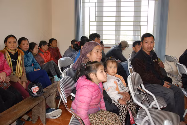 Bà con tới Hội trường UBND xã Tú Thịnh nhận quà Tết sớm từ đoàn công tác.