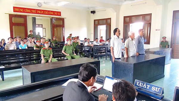 Quang cảnh phiên tòa. Quang cảnh phiên tòa.