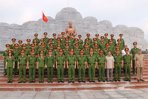 Cán bộ, giảng viên của Trường Trung cấp Cảnh sát vũ trang chụp ảnh lưu niệm tại Khu di tích. Cán bộ, giảng viên của Trường Trung cấp Cảnh sát vũ trang chụp ảnh lưu niệm tại Khu di tích.