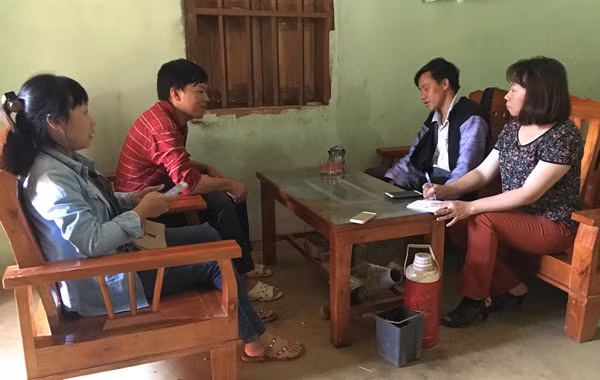 Anh Giàng A Gư (bản Tà Dê) trao đổi với phóng viên.