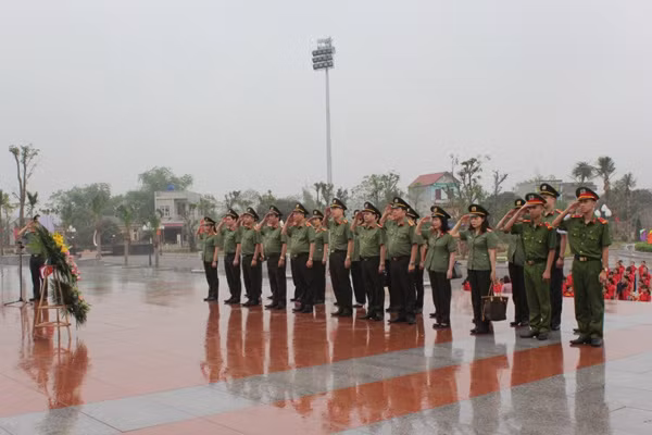 Đoàn công tác của Cục Y tế CAND báo công trước Tượng đài Bác Hồ.
