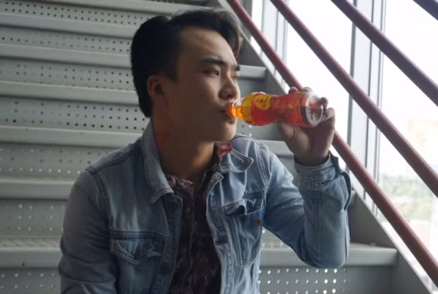 Anh Luân cho biết hầu như ngày nào cũng sử dụng vài chai Trà thanh nhiệt Dr Thanh. Anh Luân cho biết hầu như ngày nào cũng sử dụng vài chai Trà thanh nhiệt Dr Thanh.