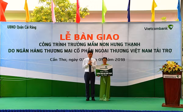 Phó Tổng Giám đốc Vietcombank Phạm Mạnh Thắng (bên trái) trao tặng tivi cho Trường. Phó Tổng Giám đốc Vietcombank Phạm Mạnh Thắng (bên trái) trao tặng tivi cho Trường.