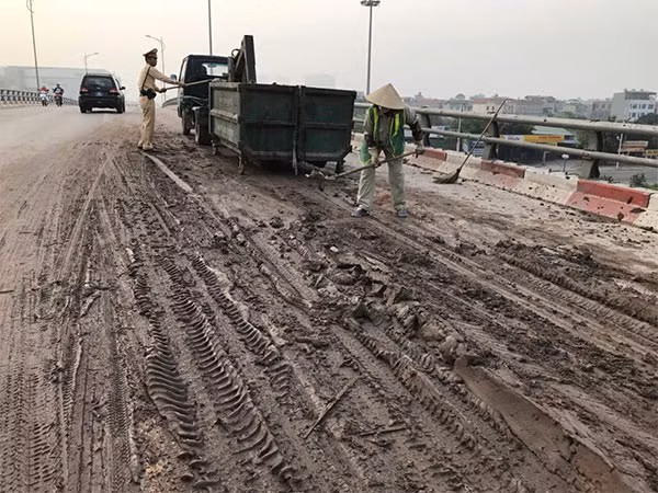 Đội CSGT số 5 chủ động dọn dẹp cho đường thông quang.