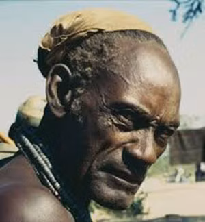 Tù trưởng bộ lạc Ovahimba. Tù trưởng bộ lạc Ovahimba.