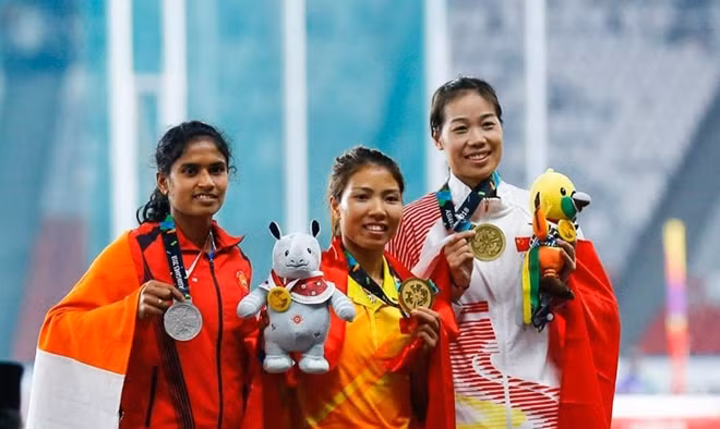 Bùi Thị Thu Thảo (giữa) trong phút đăng quang ở ASIAD 2018.