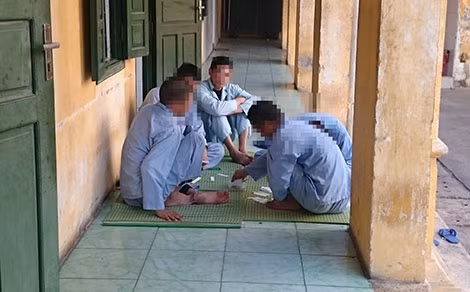 Những người nghiện ma túy đá đang được điều trị tại Bệnh viện tâm thần Hà Nội.