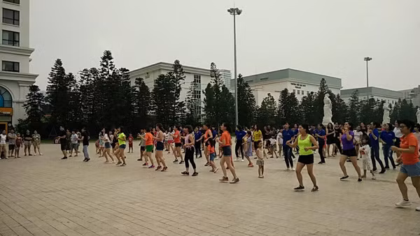 Từ sáng sớm cư dân Khu Đô thị đã nô nức rủ nhau đi trẩy xoài, họ cùng nhau khởi động bằng màn nhảy flashmob đầy năng lượng.