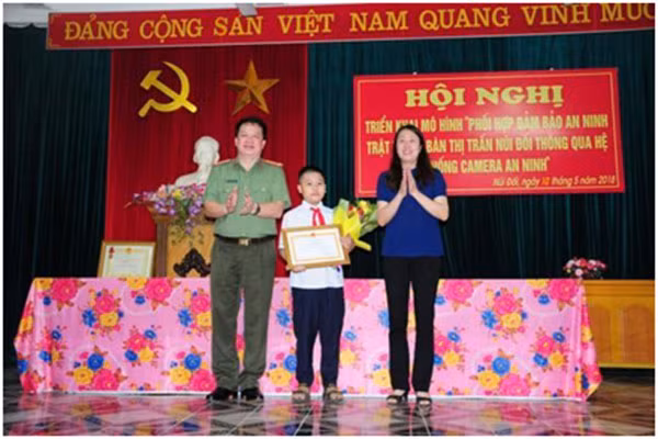 Đại tá Nguyễn Quốc Hùng, Phó Giám đốc CATP Hải Phòng và lãnh đạo UBND huyện Kiến Thuỵ trao giấy khen của Giám đốc CATP cho em Long. Đại tá Nguyễn Quốc Hùng, Phó Giám đốc CATP Hải Phòng và lãnh đạo UBND huyện Kiến Thuỵ trao giấy khen của Giám đốc CATP cho em Long.