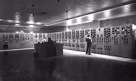 Bên trong Phòng điều khiển của Nhà máy K-25 ở Oak Ridge năm 1945.