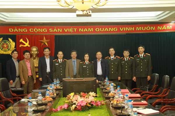 Thiếu tướng Mai Văn Hà, Thiếu tướng Phạm Văn Miên, Thiếu tướng Phạm Văn Huấn, Đại tá Nguyễn Kim Tôn và các đại biểu tại buổi giao lưu, trao đổi nghiệp vụ
