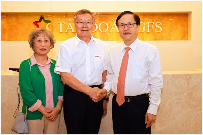 Chủ tịch Tập đoàn GFS chụp ảnh lưu niệm cùng ông He Qing Hua, Chủ tịch Hội đồng quản trị Tập đoàn Sunward và phu nhân.