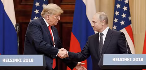 Tổng thống Mỹ D.Trump và Tổng thống Nga V.Putin tại cuộc họp báo sau hội nghị thượng đỉnh. Ảnh: ABC News.