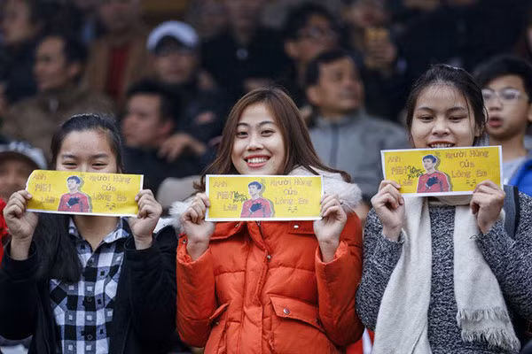 Rất nhiều khán giả đến sân Hàng Đẫy vì có Văn Đức và Xuân Mạnh.