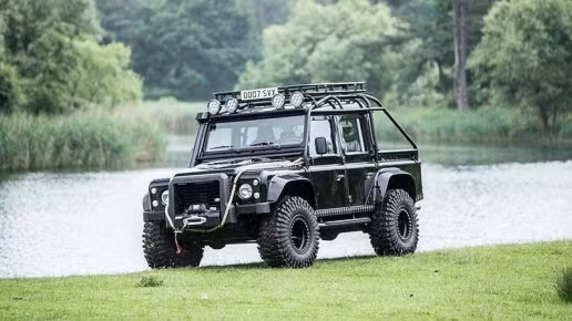 Chiếc SVX là phiên bản mang tính biểu tượng của Land Rover Defender. Khi quay tập phim này, hãng Sony Pictures đã yêu cầu một mẫu xe “hầm hố” hơn cho các thành viên của Spectre. Và Special Vehicle Operations của Land Rover đã làm cho chiếc xế địa hình Anh quốc được độ khủng nhất.