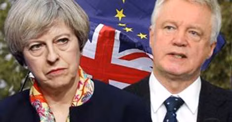 Thủ tướng Theresa May và Bộ trưởng David Davis bất đồng về kế hoạch Brexit.
