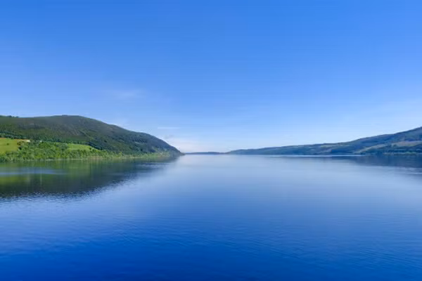 Hồ Loch Ness, Scotland: Đây là hồ nước rộng và sâu nằm ở vùng Cao nguyên của Scotland. Nhiều người cho rằng họ đã tận mắt nhìn thấy quái vật bí ẩn sống dưới hồ, nhưng các nhà khoa học chưa phát hiện điều gì lạ thường tại đây. Hồ Loch Ness, Scotland: Đây là hồ nước rộng và sâu nằm ở vùng Cao nguyên của Scotland. Nhiều người cho rằng họ đã tận mắt nhìn thấy quái vật bí ẩn sống dưới hồ, nhưng các nhà khoa học chưa phát hiện điều gì lạ thường tại đây.
