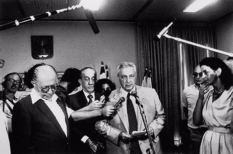 Thủ tướng Israel Menachem Begin (bên trái) bổ nhiệm ông Ariel Sharon làm Bộ trưởng Quốc phòng năm 1981.