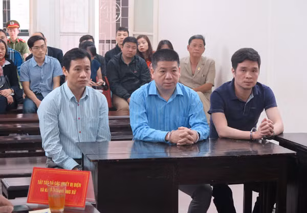 Bị cáo Sơn (giữa) cùng hai đồng phạm Minh và Ý tại phiên xử.