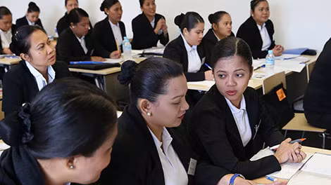 Các thực tập sinh nước ngoài đang được phổ biến kỹ năng làm việc. Ảnh: Nikkei Asian Review.
