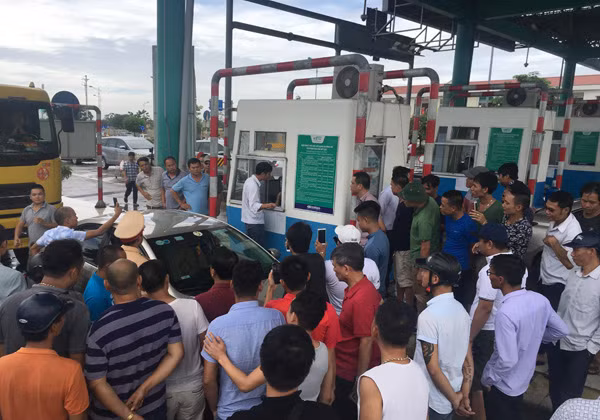 Nhiều lái xe tập trung phản đối việc thu phí tại trạm BOT Mỹ Lộc. Nhiều lái xe tập trung phản đối việc thu phí tại trạm BOT Mỹ Lộc.
