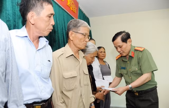 Đại tá Nguyễn Đức Cảm, Phó Giám đốc Công an tỉnh Quảng Trị thăm hỏi, động viên và trao quà tặng các gia đình chính sách trên địa bàn.