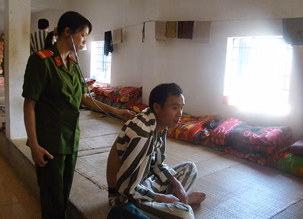 Cán bộ y tế Trại giam Nà Tấu khám bệnh cho phạm nhân.