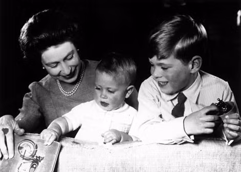 Nữ hoàng Elizabeth II đang chơi đùa với 2 hoàng tử Edward và Andrew vào tháng 6-1965.