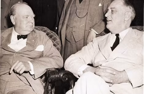 Winston Churchill và Franklin D. Roosevelt trong cuộc họp tại Nhà Trắng, tháng 6-1942. Winston Churchill và Franklin D. Roosevelt trong cuộc họp tại Nhà Trắng, tháng 6-1942.