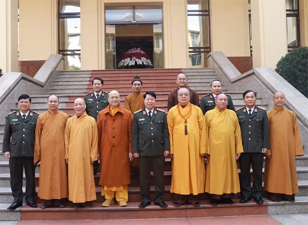 Thứ trưởng Bùi Văn Nam; Hòa thượng Thích Thanh Nhiễu cùng các đại biểu dự buổi tiếp. Thứ trưởng Bùi Văn Nam; Hòa thượng Thích Thanh Nhiễu cùng các đại biểu dự buổi tiếp.