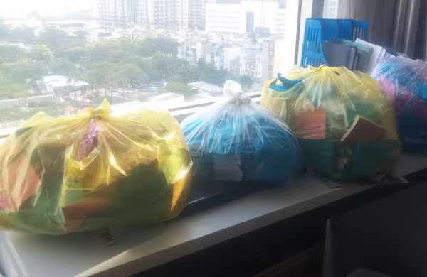 Những bọc vé cả thật lẫn giả do HTX Thống Nhất đã bán ra nhưng không lưu trữ theo quy định.