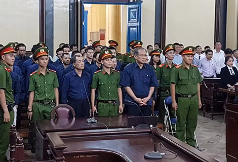 Phạm Công Danh và các đồng phạm tại phiên xét xử vào tháng 1-2018.