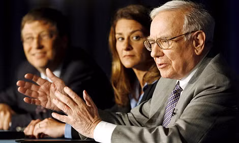 Tỉ phú Warren Buffett (bên phải) thông báo khoản đóng góp 30 tỉ USD cho quỹ từ thiện Bill and Melinda Gates Foundation vào năm 2006. Buffett và Bill Gates là 2 đồng sáng lập chiến dịch “Cam kết cho đi” năm 2010.