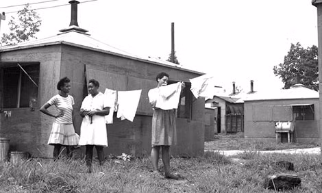 Cư dân ở Los Alamos bên lán trại vào thập niên 1950.