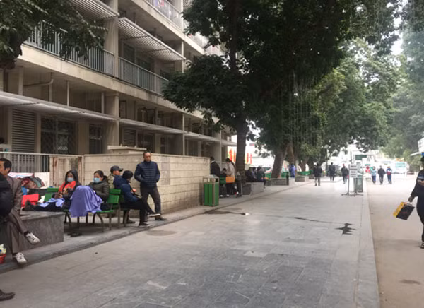 Người nhà đến thăm, chờ đợi người bệnh khu vực bên ngoài bệnh viện cũng khá vắng vẻ.