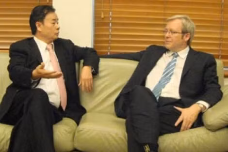 Cựu Thủ tướng Australia Kevin Rudd (bên phải) và doanh nhân người Trung Quốc Chau Chak Wing. Cựu Thủ tướng Australia Kevin Rudd (bên phải) và doanh nhân người Trung Quốc Chau Chak Wing.